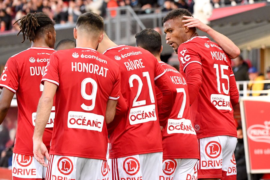 بريست يحقق فوزه الأول في الدوري الفرنسي بثنائية في شباك موناكو