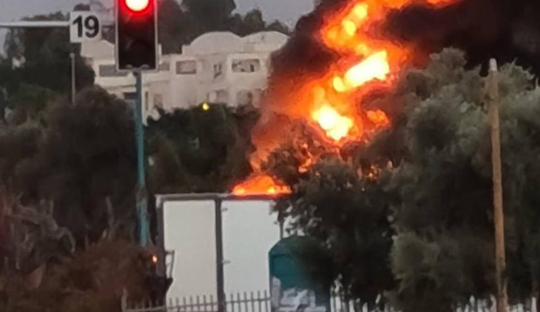 إعلام عبري: دواعٍ أمنية وراء اشتعال النيران بحافلات إسرائيلية بالرملة