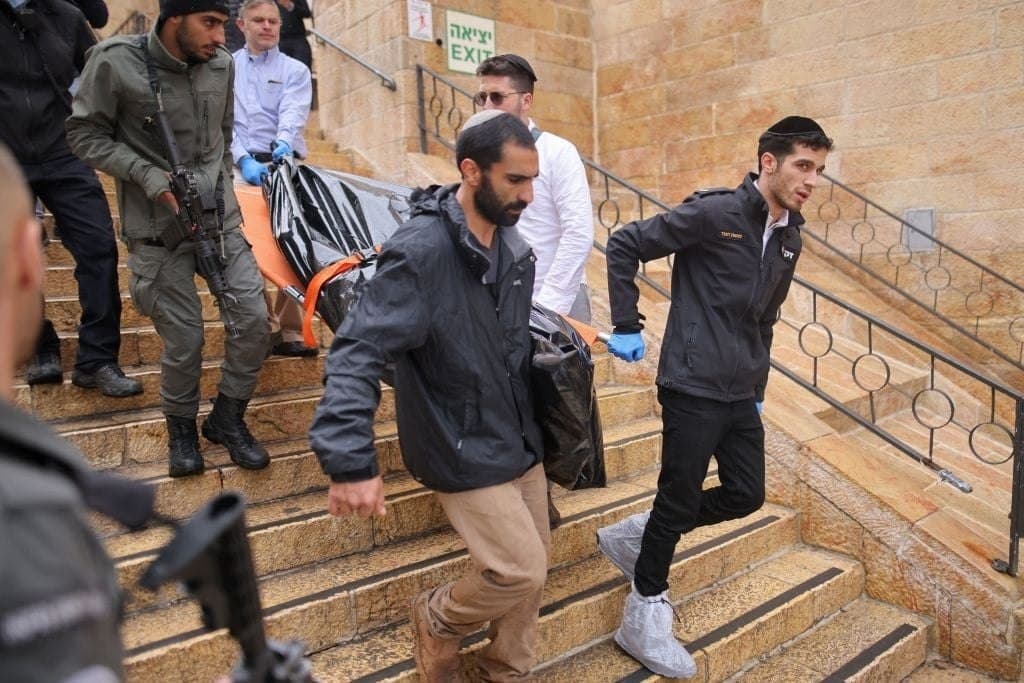 الاحتلال يقتحم منزل منفذ عملية القدس ويعتقل شقيقه ويستدعي طلابه