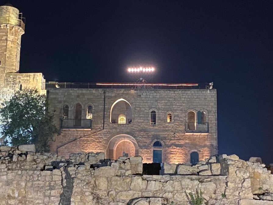 مستوطنون ينصبون شمعدانا على سطح مسجد شمال غرب القدس