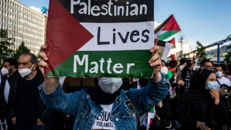 متظاهرون أمريكيون يعطلون مباراة كرة قدم للمطالبة بحقوق الفلسطينيين