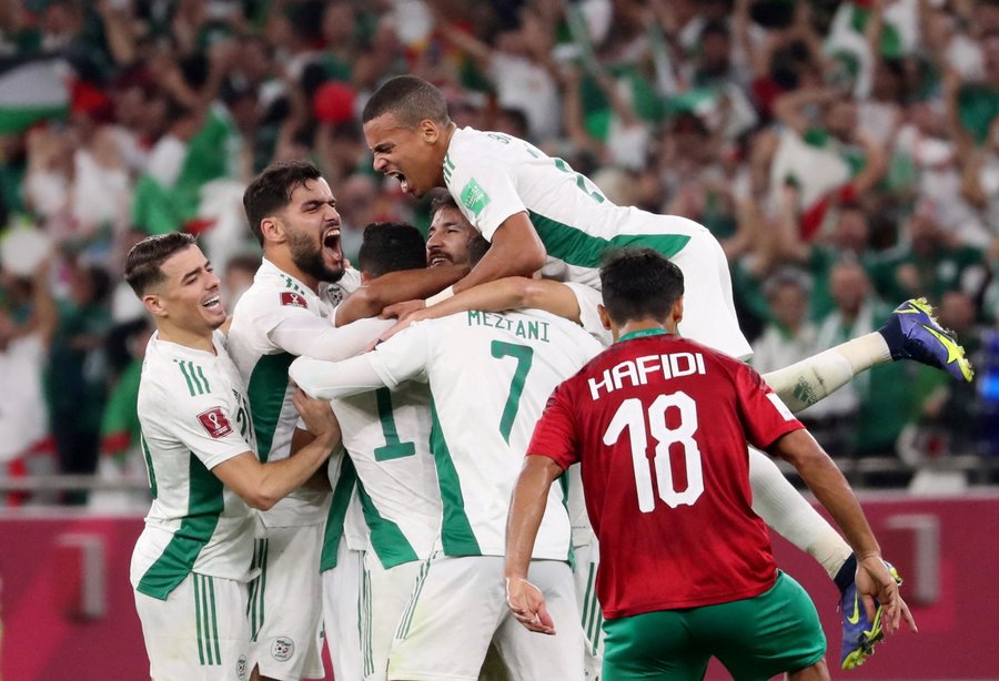 منتخب الجزائر يتغلب على نظيره المغربي ويبلغ نصف نهائي كأس العرب