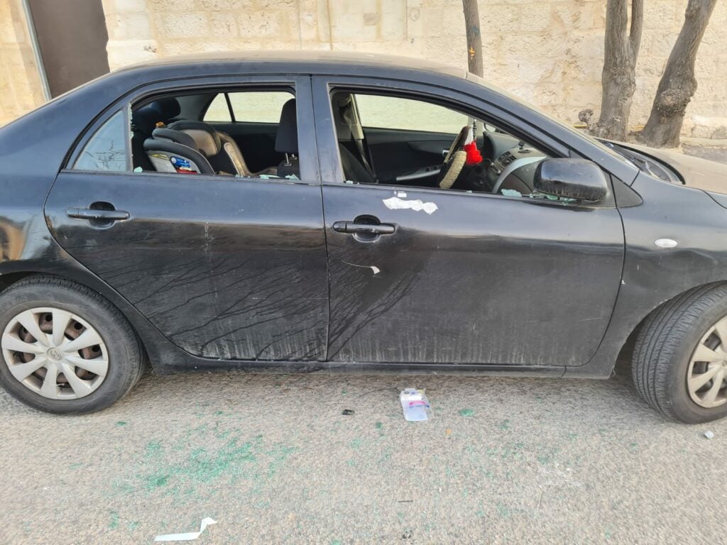 مستوطنون يحطمون مركبات المواطنين في القدس المحتلة