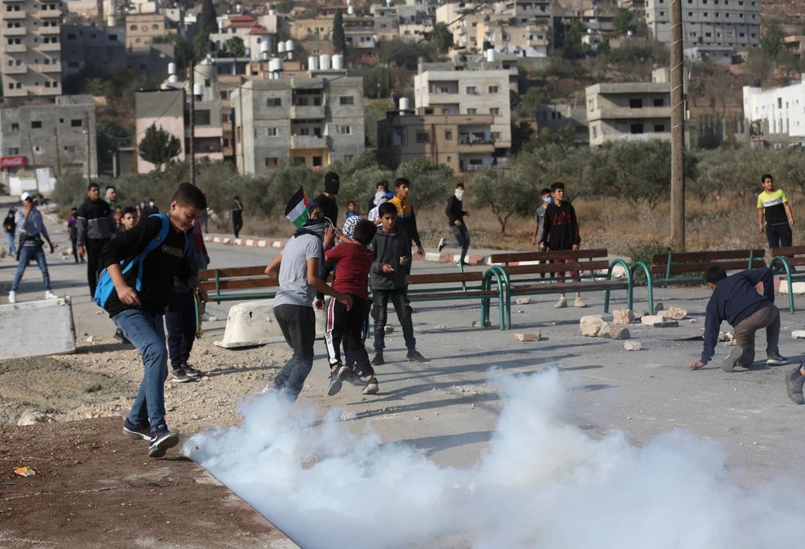 إصابة طلبةٍ أطفال بإطلاق الاحتلال قنابل الغاز نحوهم في الخليل