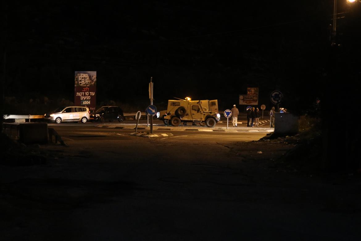 قوات الاحتلال تقتحم عابود ومستوطنون يغلقون مدخل دير نظام