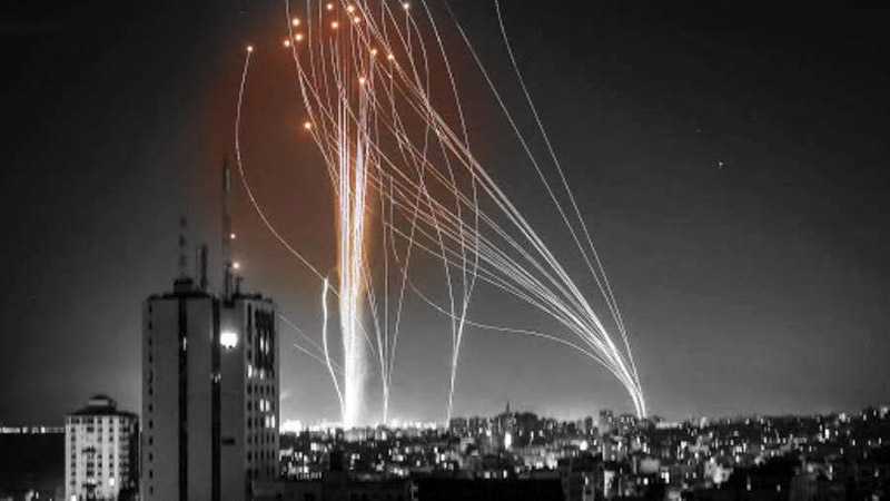 دمار وحريق في عسقلان جرّاء سقوط صواريخ أطلقت من غزة