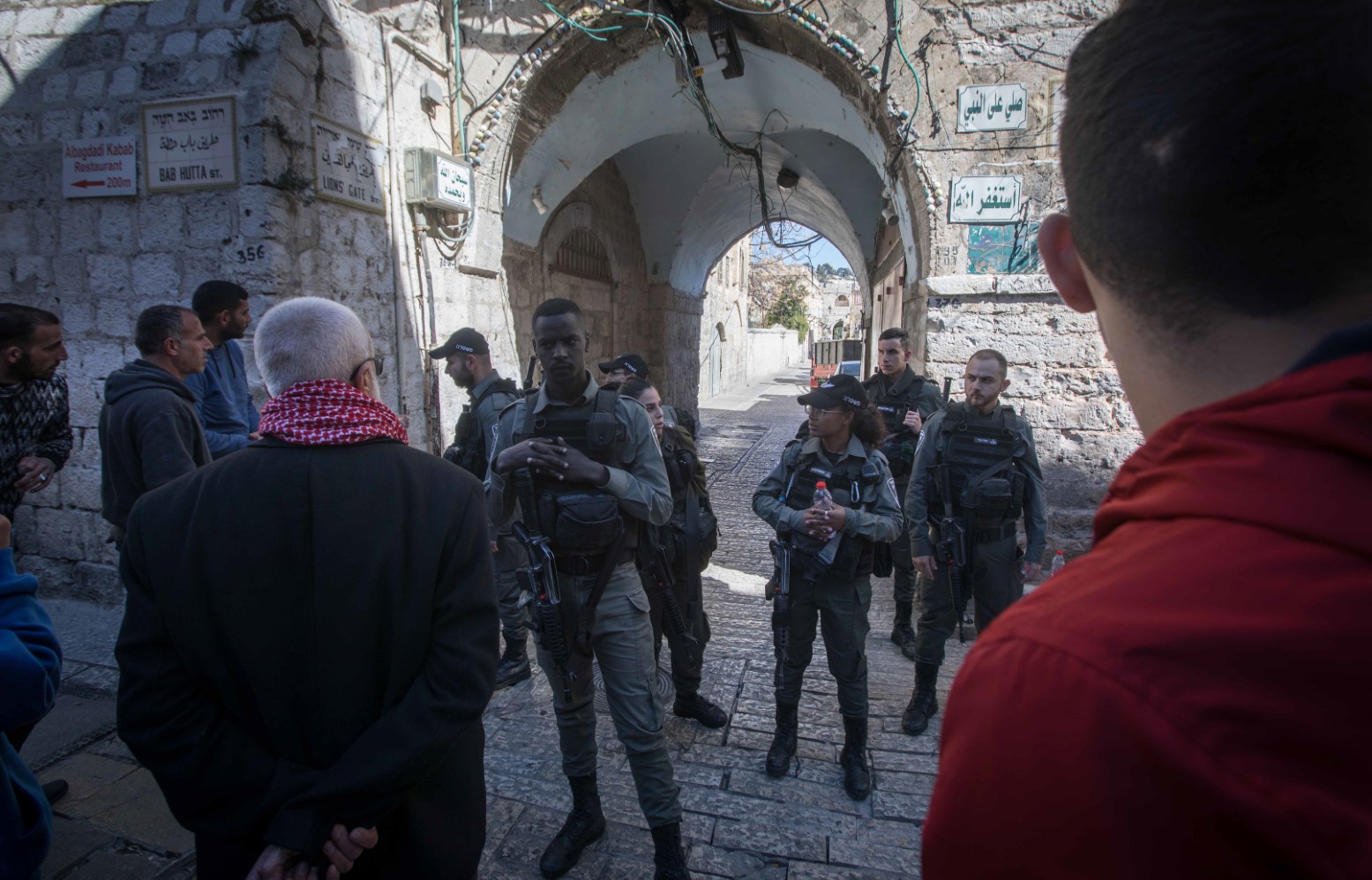 الاحتلال يعزز قواته في القدس ويغلق شوارع مؤدية للأقصى