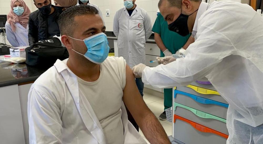 الصحة تباشر حملة التطعيم ضد فيروس كورونا في الضفة الغربية