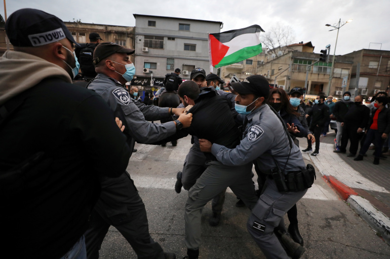 آلاف من فلسطينيي الداخل يتظاهرون ضد الجريمة وشرطة الاحتلال
