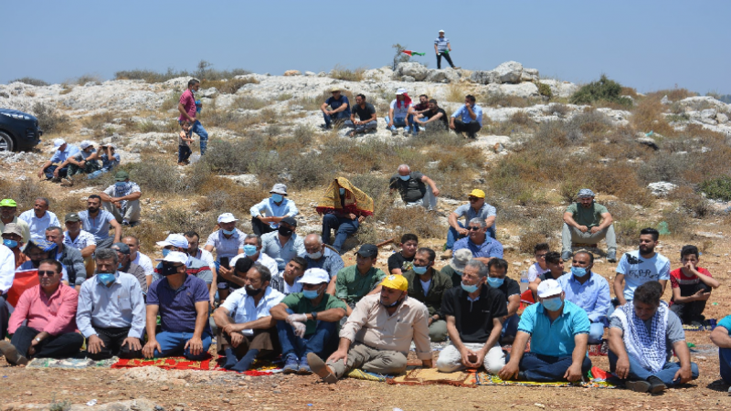 مواطنون يؤدون الجمعة على الأراضي المهددة بالمصادرة في عين البيضا