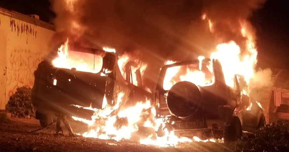 مستوطنون يحرقون سيارتين ويخطون شعارات عنصرية في القدس