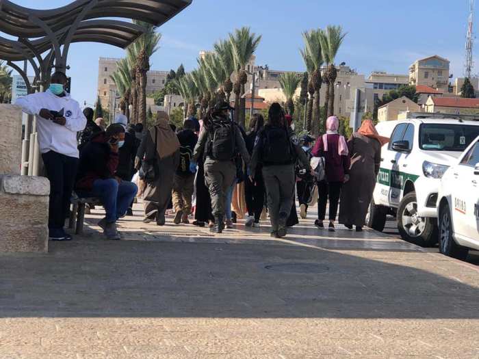 الاحتلال يحتجز عددًا من النساء أثناء توجههن للمسجد الأقصى