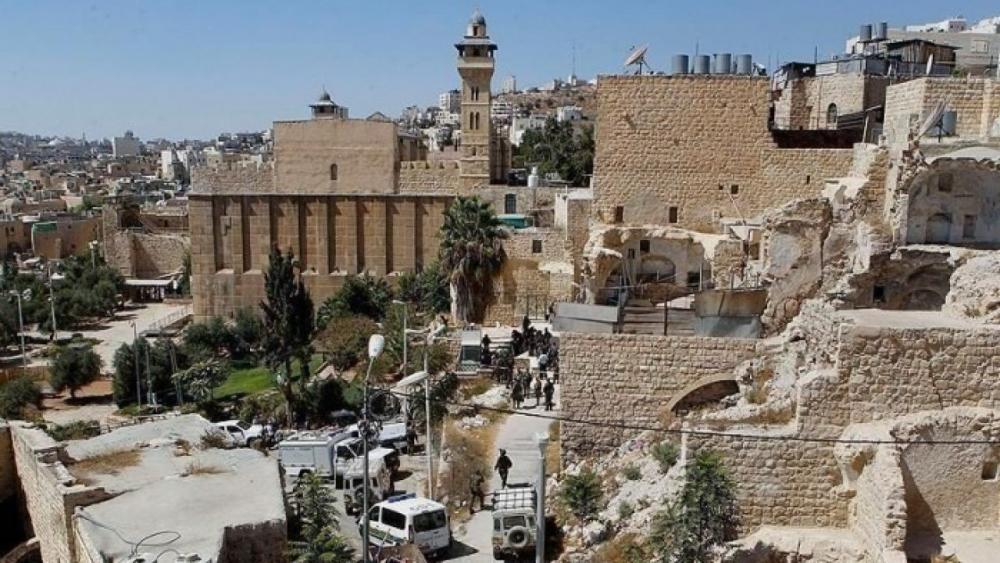مستوطنون ينفذون أعمال حفر وتخريب على مدخل المسجد الإبراهيمي