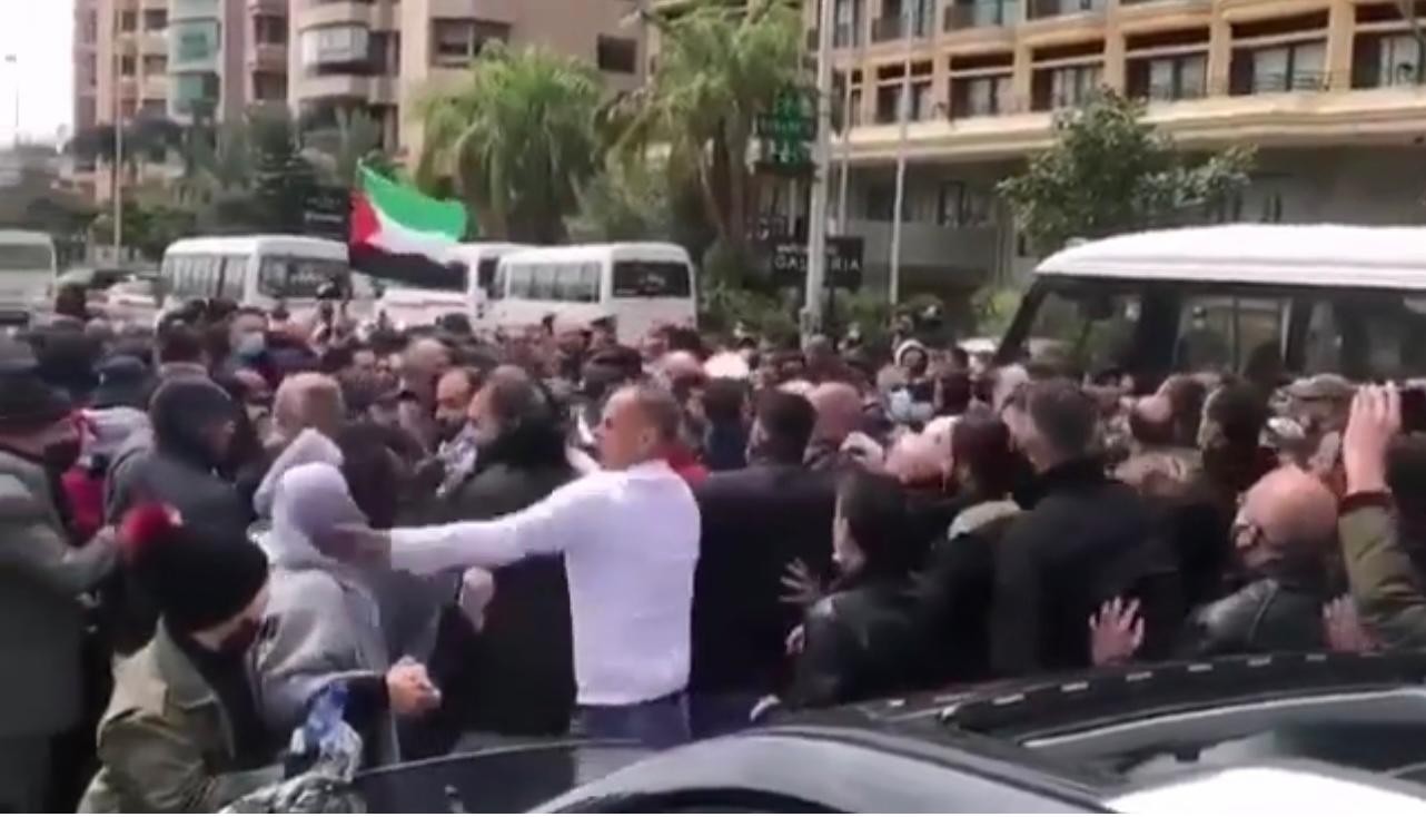أمن سفارة السلطة بلبنان يعتدي على معتصمين من فلسطينيي سوريا