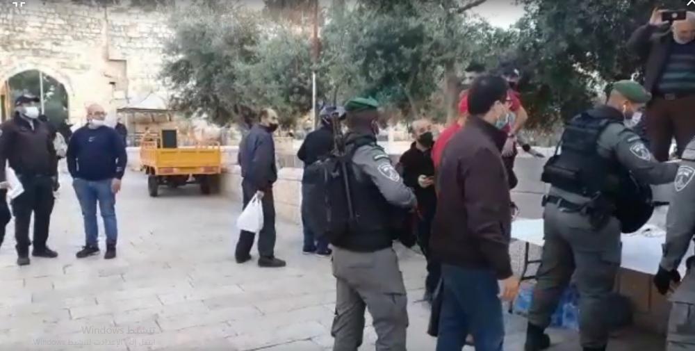 الاحتلال يصادر وجبات الصائمين في باب الأسباط