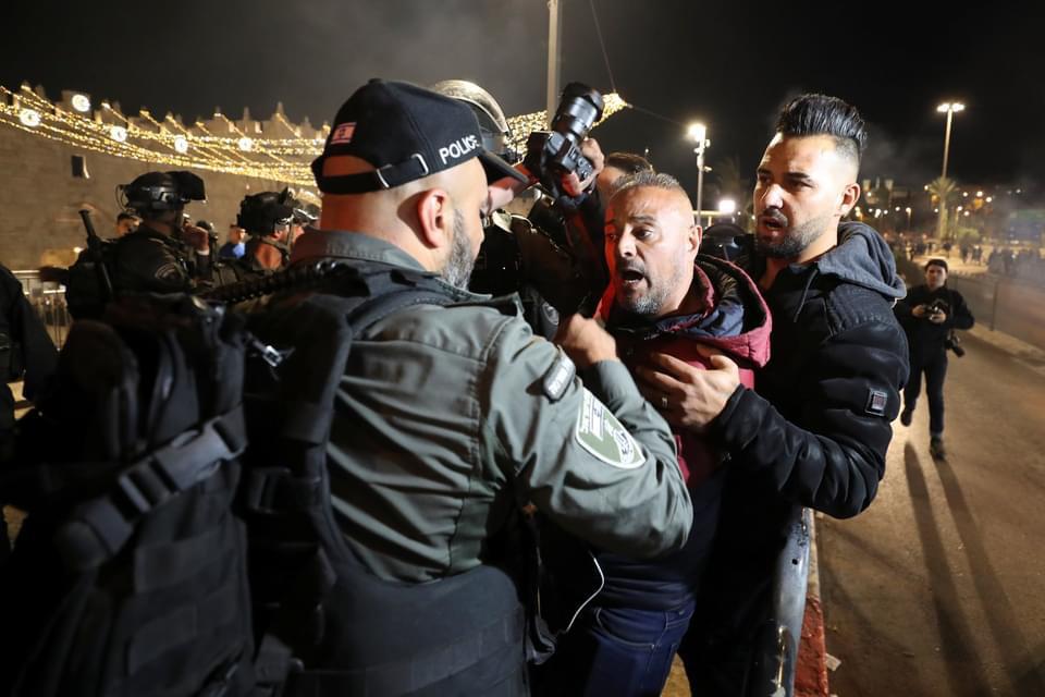 الاحتلال يصيب ويعتقل 8 صحفيين بالضفة خلال أيام