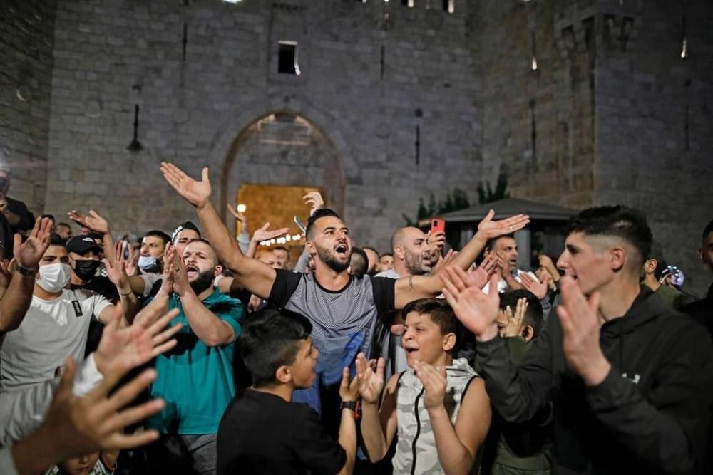 القدس تنتصر .. الثوار يقتلعون حواجز الاحتلال في باب العامود
