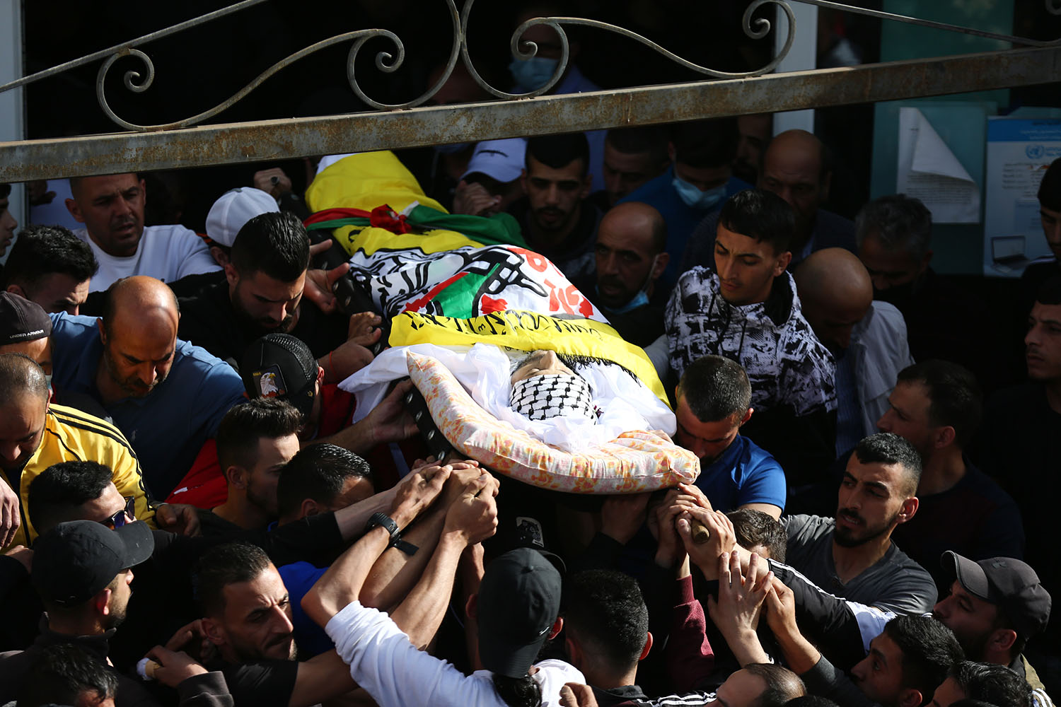 جماهير القدس تشيع جثمان الشهيد أسامة منصور