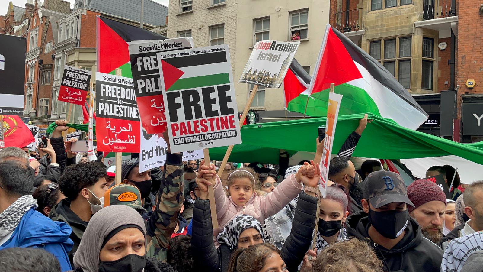 ‎عشرات الآلاف  ينتصرون لفلسطين في لندن ومدن بريطانية عدة