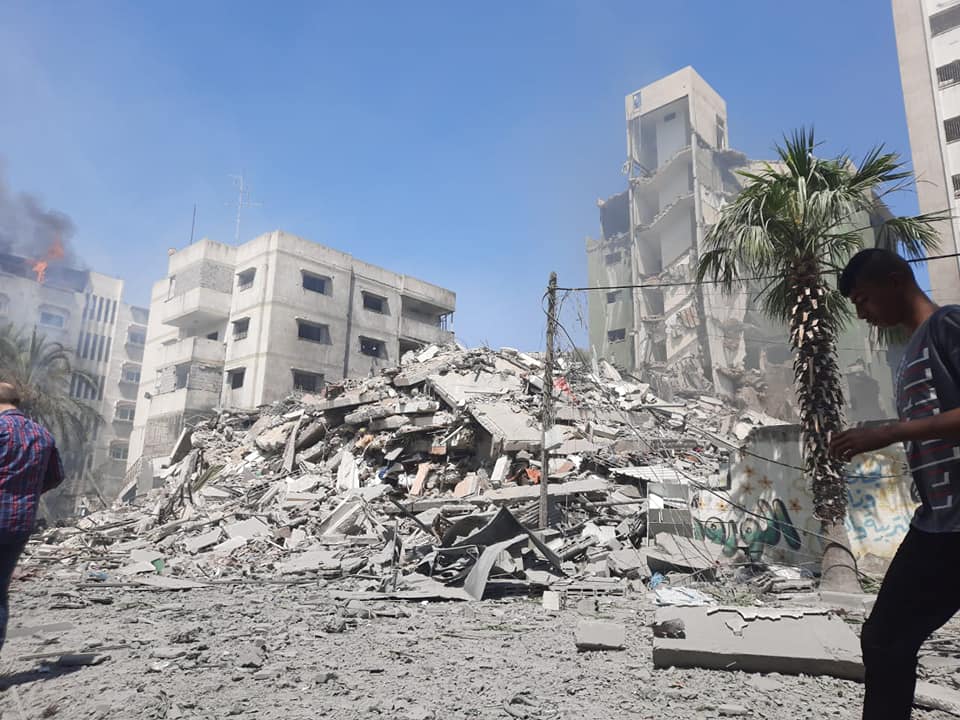 طائرات الاحتلال تدمر بناية سكنية بغزة تضم 26 شقة