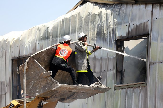 الاحتلال يستهدف الدفاع المدني خلال محاولته إطفاء حريق مصنع في غزة