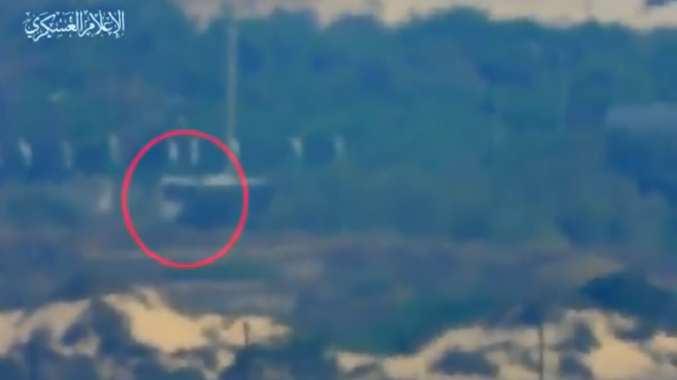 القسام يعرض فيديو استهداف حافلة جنود إسرائيليين قرب زيكيم