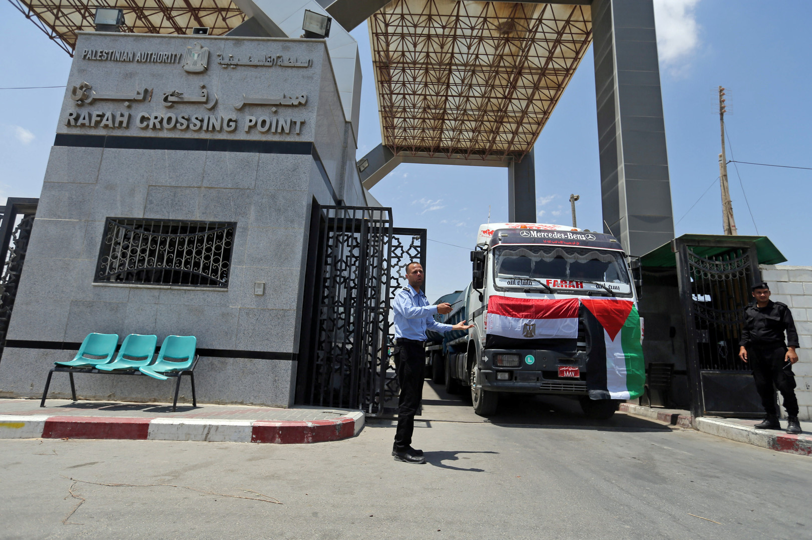 مصر تقدم قافلة مساعدات لقطاع غزة