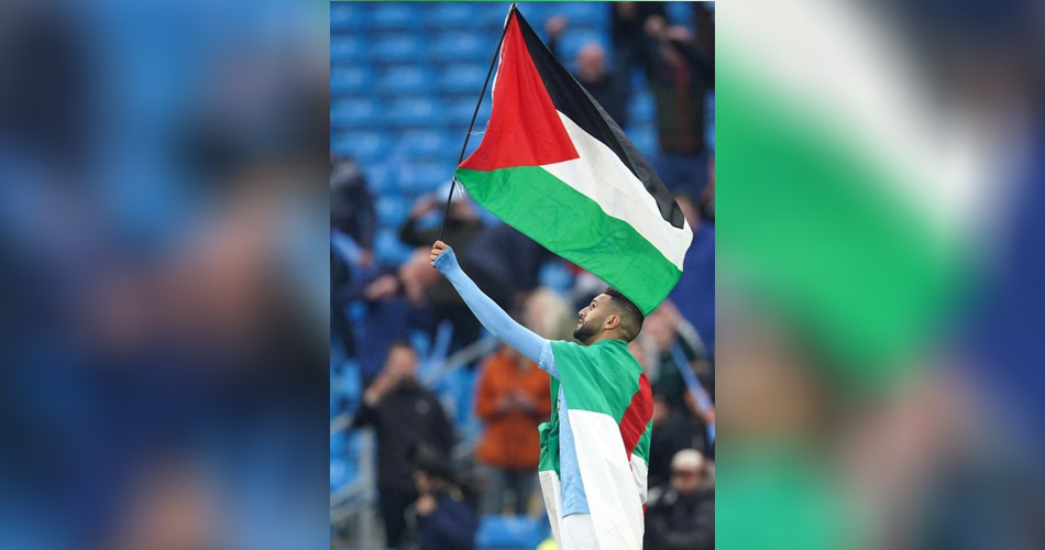 رياض محرز يرفع علم فلسطين باحتفالات تتويج فريقه بالدوري الإنجليزي