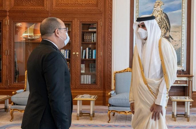 أمير قطر يلتقي رئيس حكومة تونس ويبحثان قضايا إقليمية ودولية