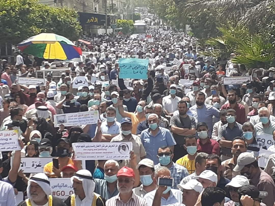 مظاهرة حاشدة في غزة تطالب برحيل مدير أونروا فورًا