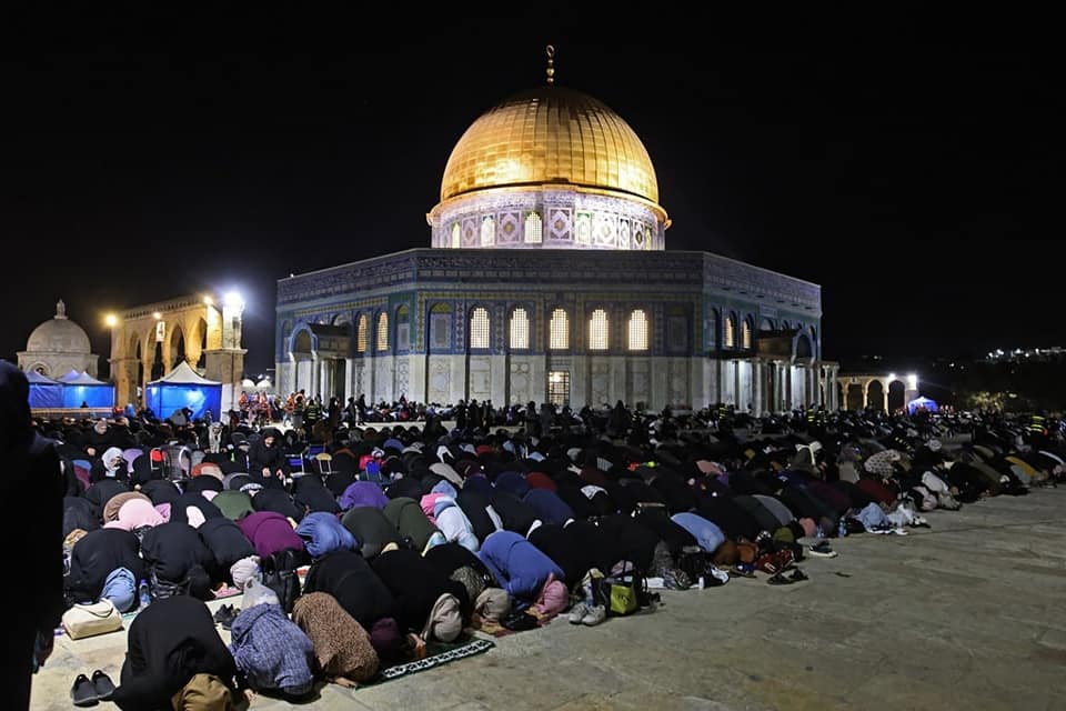 عشرات الآلاف يحييون ليلة القدر في الأقصى رغم قيود الاحتلال