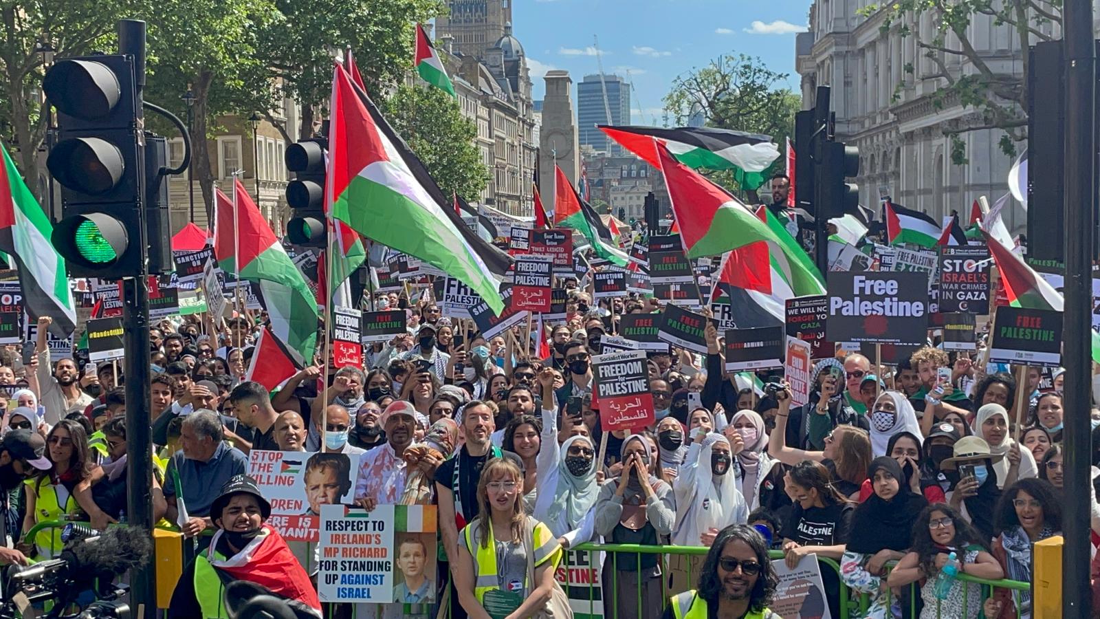 الآلاف يتظاهرون أمام مقر الحكومة البريطانية تضامنا مع الشعب الفلسطيني
