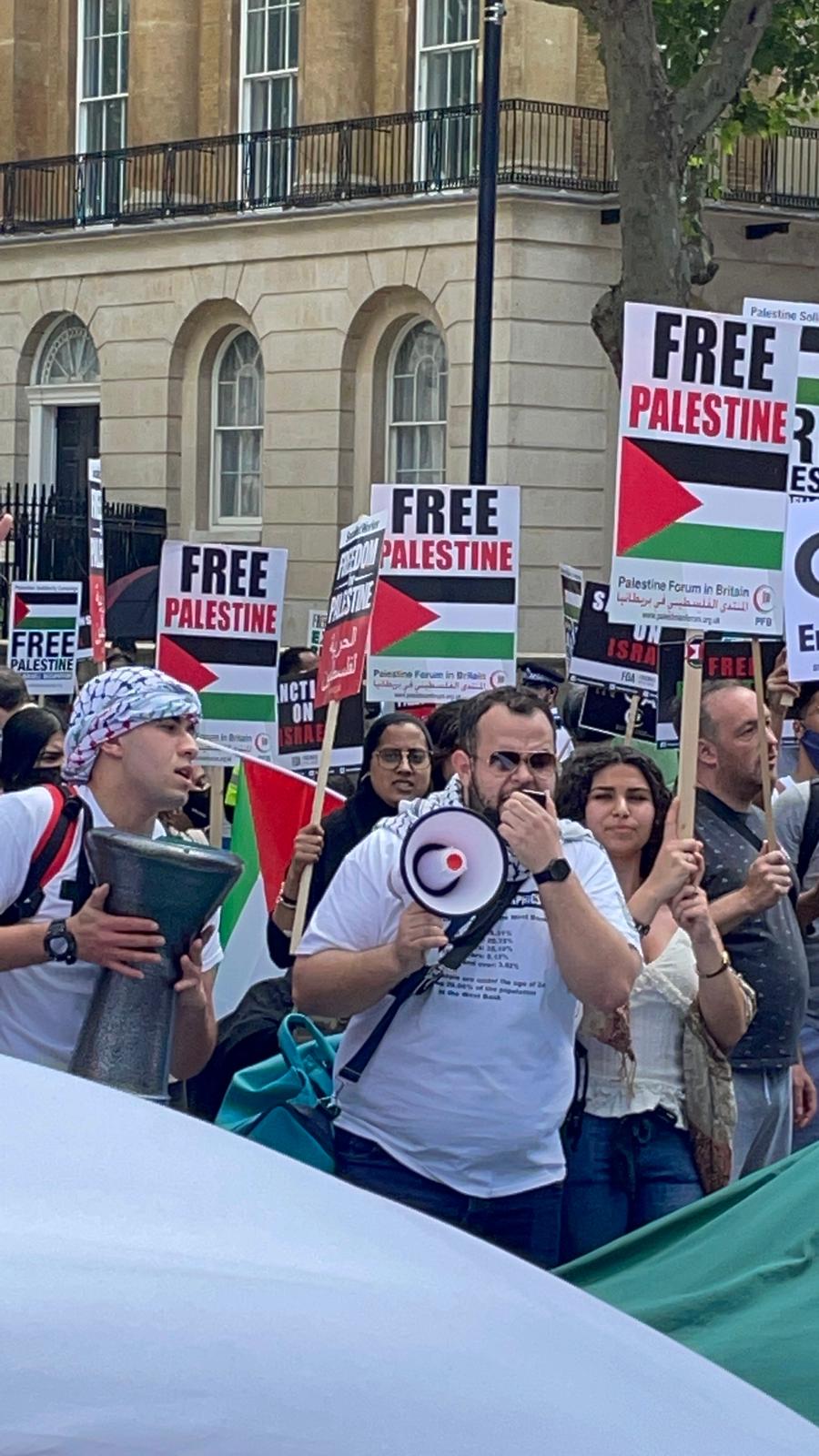 ناشطون بريطانيون يرفعون أعلامًا فلسطينية على بلدية بريطانية