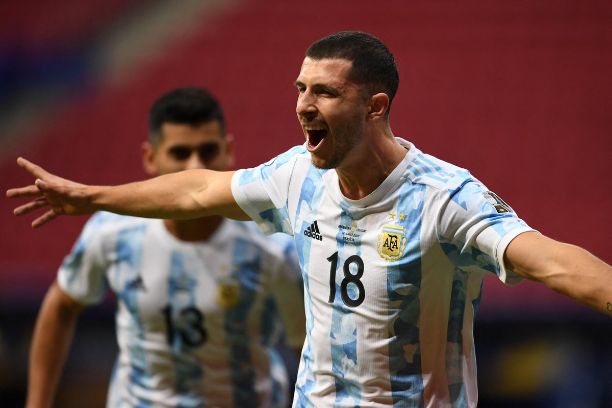 الأرجنتين تحسم مواجهة القمّة أمام أوروغواي