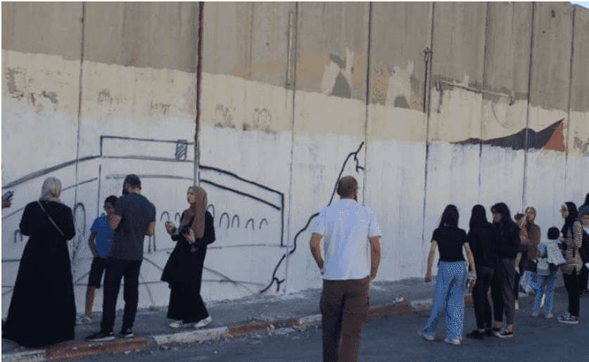 مواجهات في أبو ديس بعد اعتداء الاحتلال على فعالية لرسم صور الشهداء