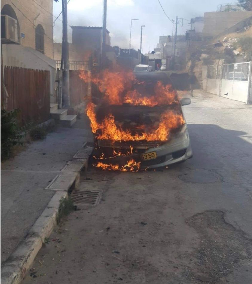 شبان يحرقون سيارة مستوطن في القدس