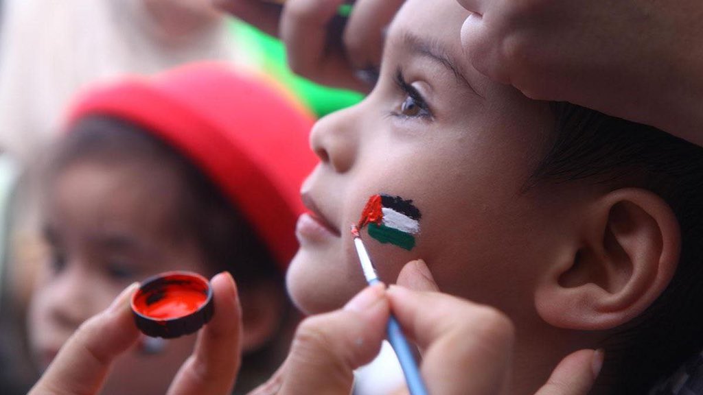 الاحتلال يعتقل طفلة من الشيخ جراح بتهمة رسم علم فلسطين