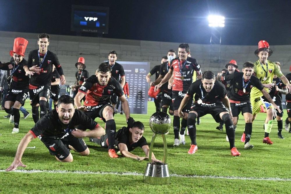 كولون يتوّج بلقب كأس رابطة الدوري الأرجنتيني