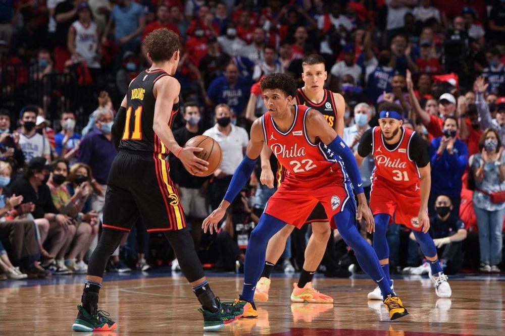 NBA: يونغ يقود هوكس لإسقاط فيلادلفيا بافتتاح الدور الثاني