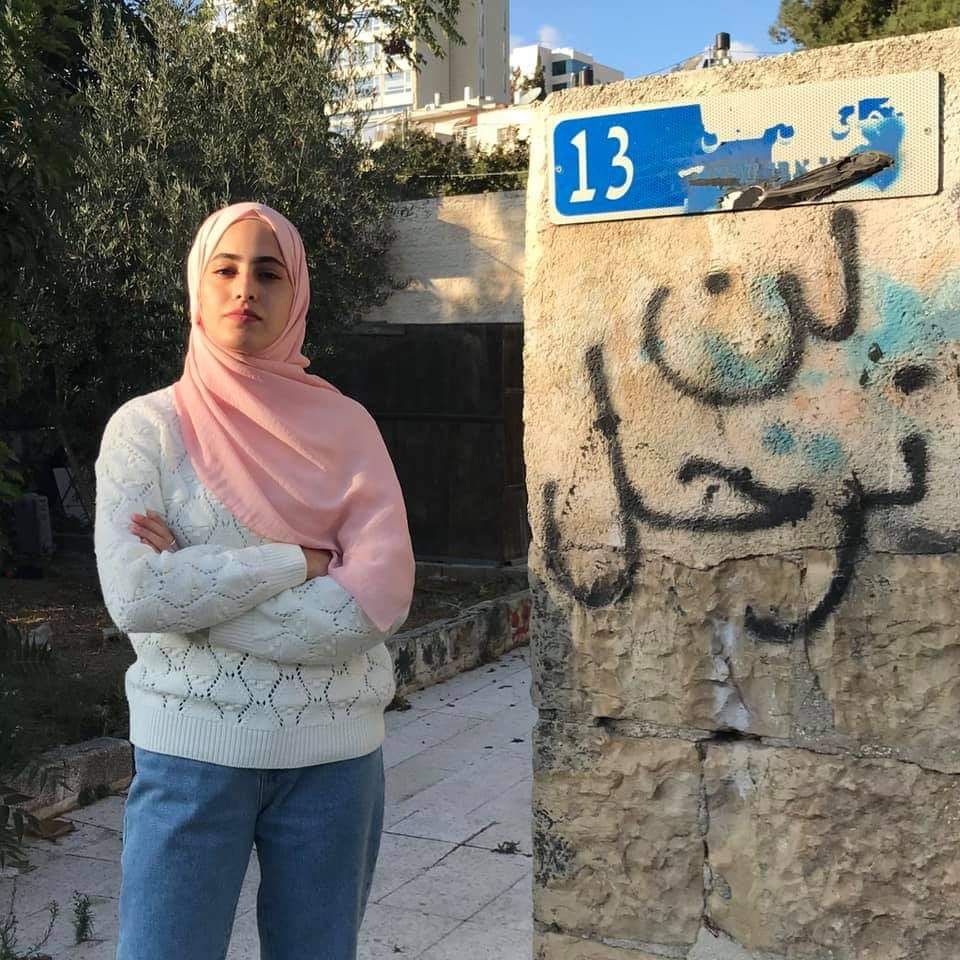 الاحتلال يعتقل المقدسية منى الكرد ويفتش منزلها بحثاً عن شقيقها