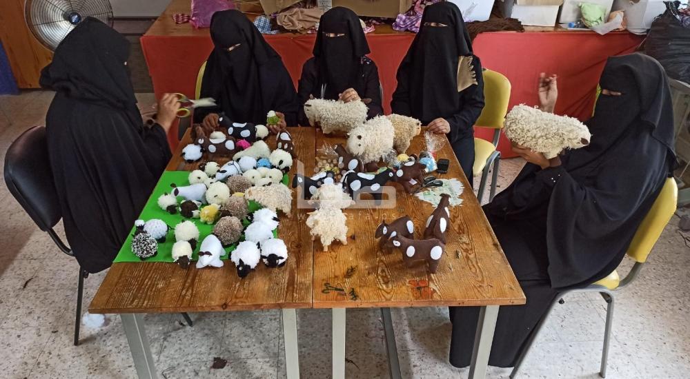 صناعة خراف العيد بغزة.. لقمة عيش بأيدي نساء مكافحات