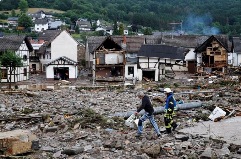أكثر من 100 قتيل ومئات المفقودين جراء الفيضانات بألمانيا