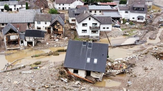 الفيضانات تودي بحياة 106 أشخاص بألمانيا