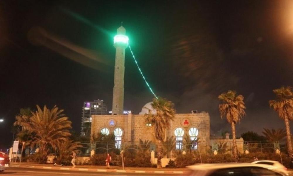 مستوطنون ينتهكون حرمة مسجد حسن بيك في يافا المحتلة