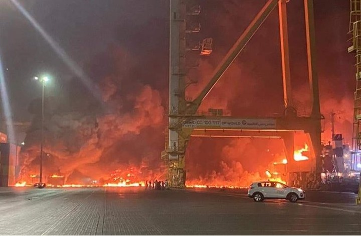 انفجار على سفينة في دبي يتسبب بحريق كبير