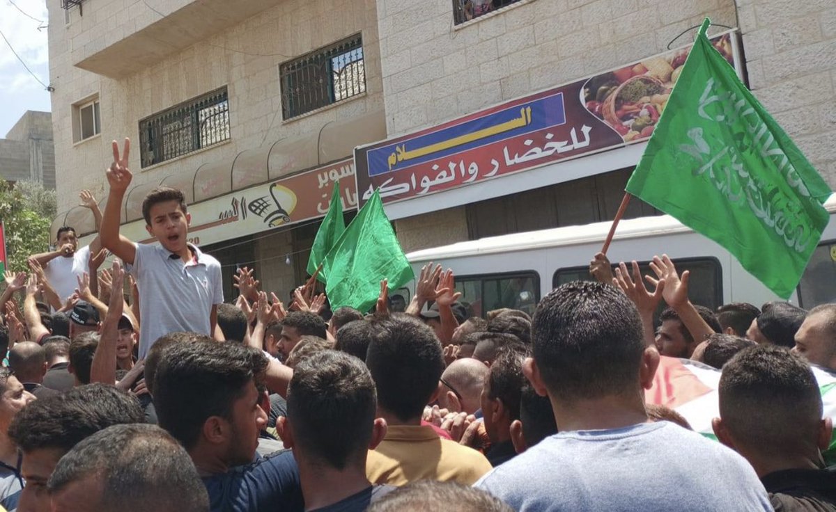 جماهير غفيرة تشيّع جثمان الشهيد شادي الشرفا