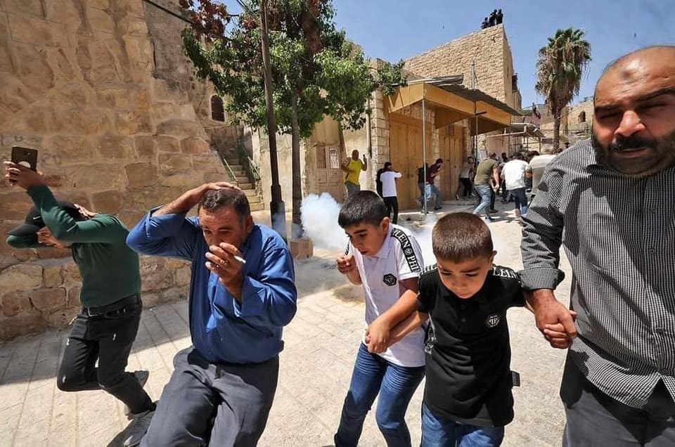 قمع على أعتاب المسجد الإبراهيمي