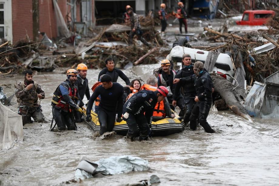 ارتفاع عدد وفيات الفيضانات بتركيا إلى 72