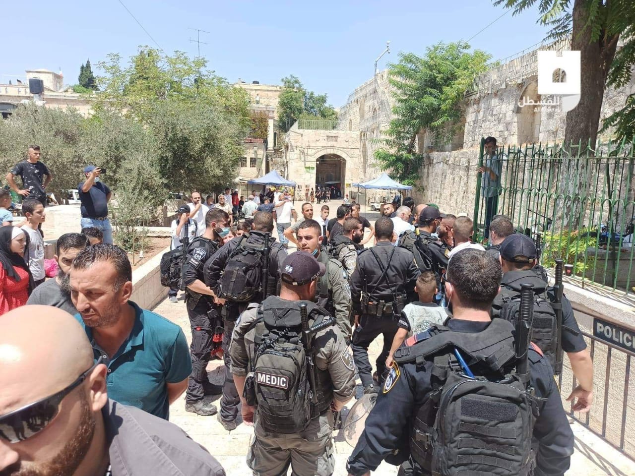 إصابات باعتداء الاحتلال على المصلين عند باب الأسباط في القدس