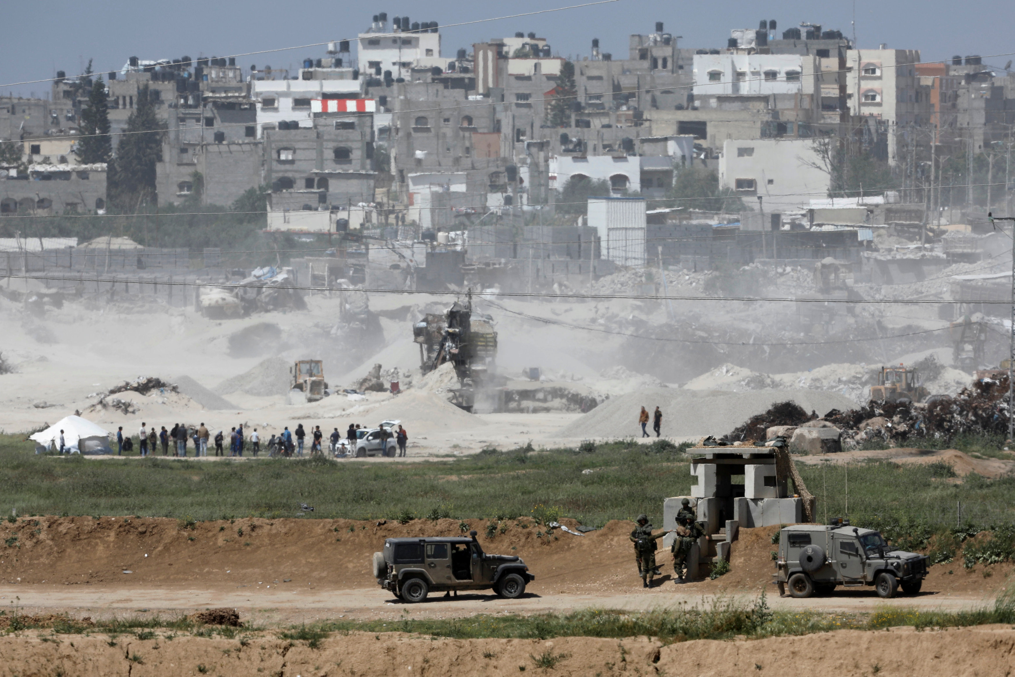 قوات الاحتلال تعزز مواقعها العسكرية شرقي قطاع غزة